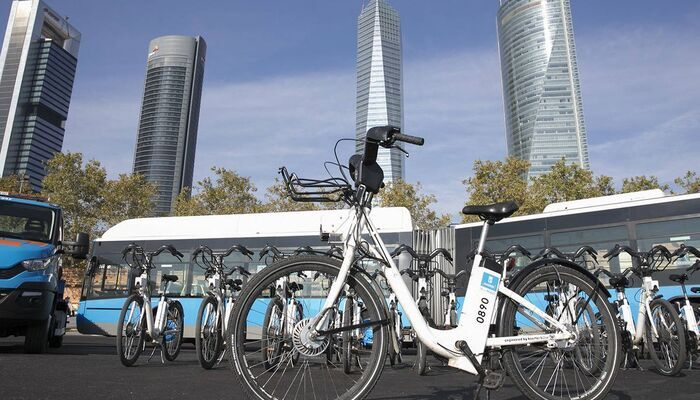 Autobuses y bicicletas con las 4 Torres de Madrid